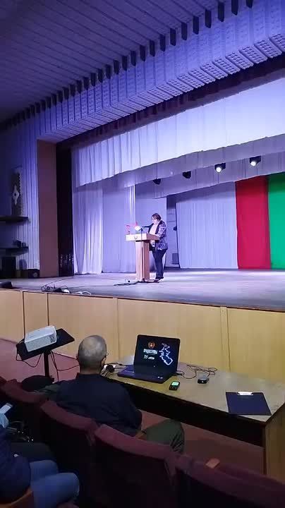 В районном Доме культуры в эти минуты проходит открытый урок истории