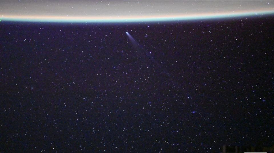 Внеземной красоты вам в ленту: кадрами самого яркого небесного тела этой осени — кометы Lemmon — поделились российские космонавты из иллюминатора МКС Внеземной красоты вам в ленту: кадрами самого яркого небесного тела этой осени — кометы Lemmon — поделились российские космонавты из иллюминатора МКС