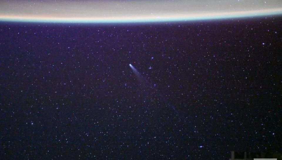 Внеземной красоты вам в ленту: кадрами самого яркого небесного тела этой осени — кометы Lemmon — поделились российские космонавты из иллюминатора МКС Внеземной красоты вам в ленту: кадрами самого яркого небесного тела этой осени — кометы Lemmon — поделились российские космонавты из иллюминатора МКС