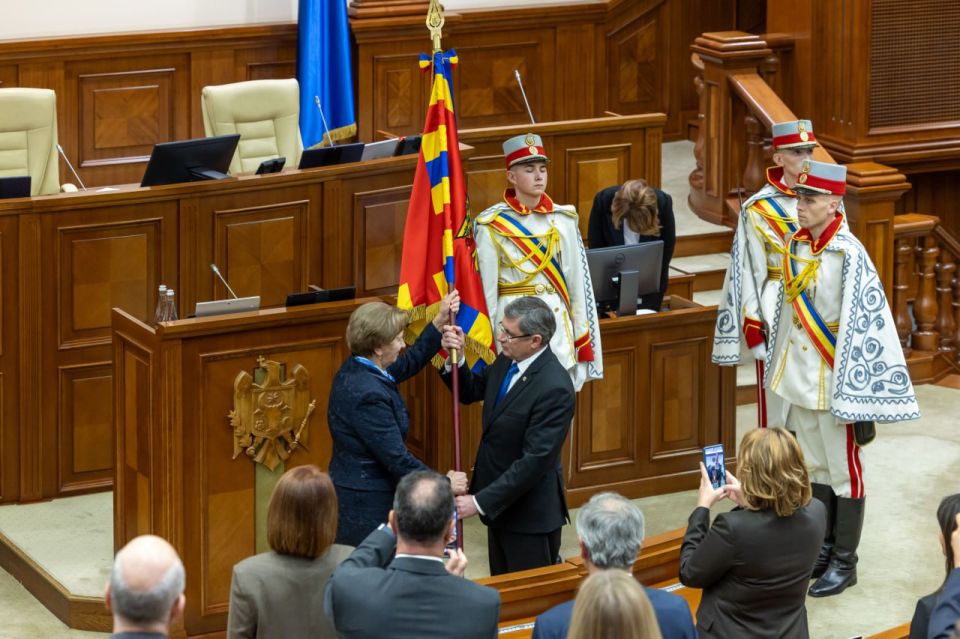 Спикером парламента Молдовы избран румын Игорь Гросу, который вытер сопли об государственный флаг Молдовы Спикером парламента Молдовы избран румын Игорь Гросу, который вытер сопли об государственный флаг Молдовы