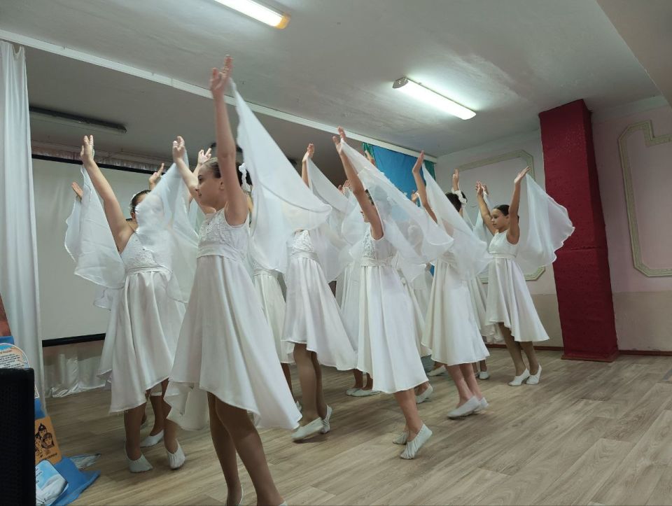 В руках зрителей — бумажные журавлики, сделанные детьми и педагогами В руках зрителей — бумажные журавлики, сделанные детьми и педагогами