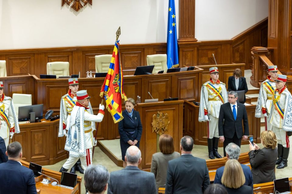 Спикером парламента Молдовы избран румын Игорь Гросу, который вытер сопли об государственный флаг Молдовы Спикером парламента Молдовы избран румын Игорь Гросу, который вытер сопли об государственный флаг Молдовы