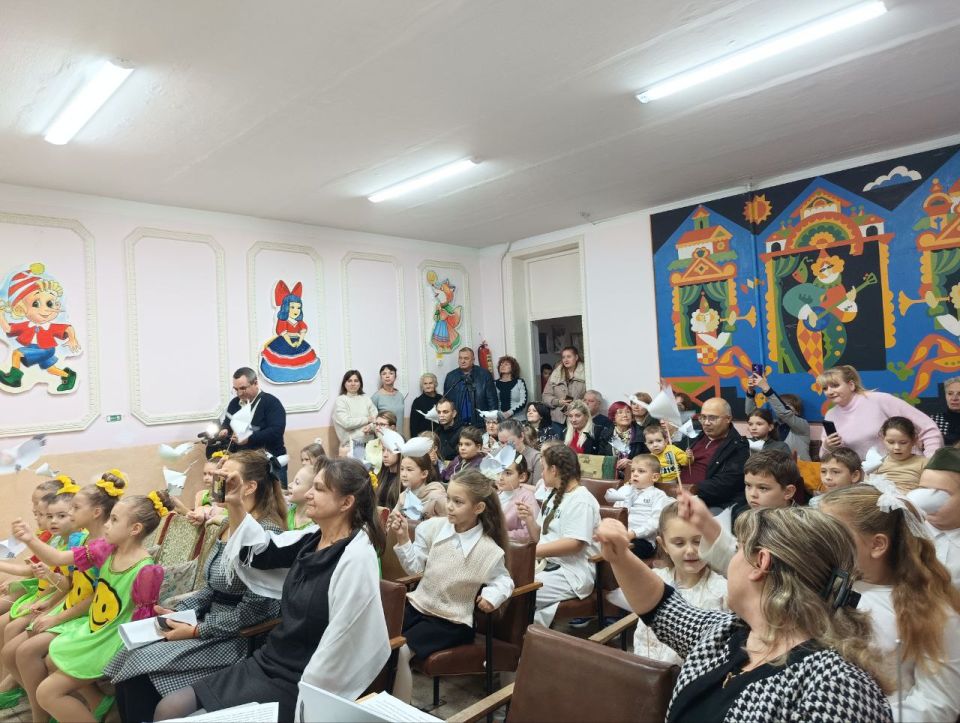 В руках зрителей — бумажные журавлики, сделанные детьми и педагогами В руках зрителей — бумажные журавлики, сделанные детьми и педагогами