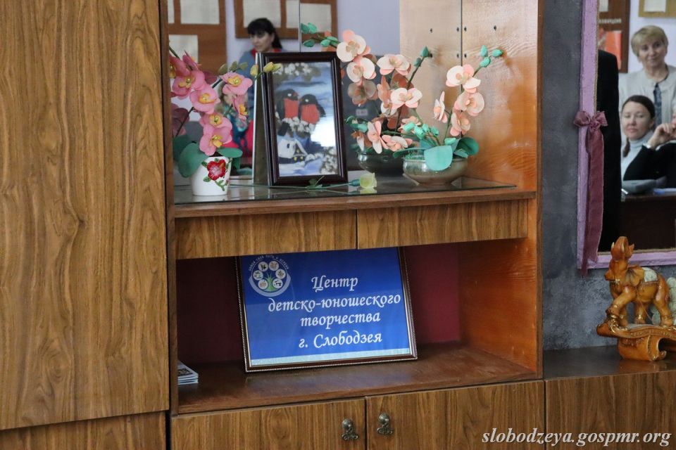 Василий Тищенко наградил директора городского Центра детско-юношеского творчества Александра Микрякова орденом «Трудовая Слава» Василий Тищенко наградил директора городского Центра детско-юношеского творчества Александра Микрякова орденом «Трудовая Слава»