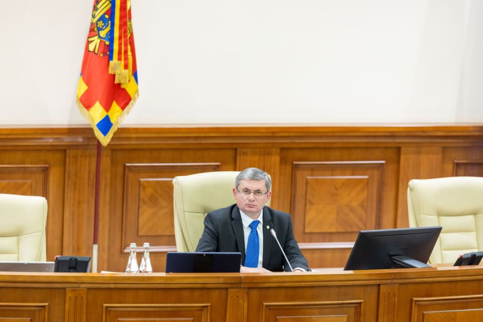Спикером парламента Молдовы избран румын Игорь Гросу, который вытер сопли об государственный флаг Молдовы Спикером парламента Молдовы избран румын Игорь Гросу, который вытер сопли об государственный флаг Молдовы