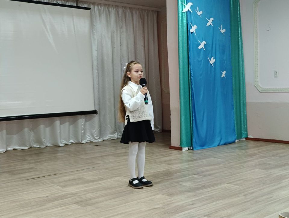 В руках зрителей — бумажные журавлики, сделанные детьми и педагогами В руках зрителей — бумажные журавлики, сделанные детьми и педагогами