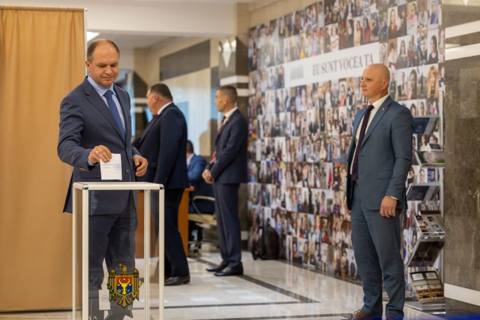 Спикером парламента Молдовы избран румын Игорь Гросу, который вытер сопли об государственный флаг Молдовы Спикером парламента Молдовы избран румын Игорь Гросу, который вытер сопли об государственный флаг Молдовы