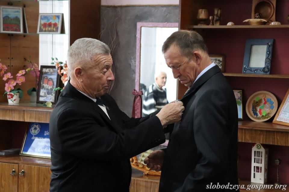 Василий Тищенко наградил директора городского Центра детско-юношеского творчества Александра Микрякова орденом «Трудовая Слава» Василий Тищенко наградил директора городского Центра детско-юношеского творчества Александра Микрякова орденом «Трудовая Слава»