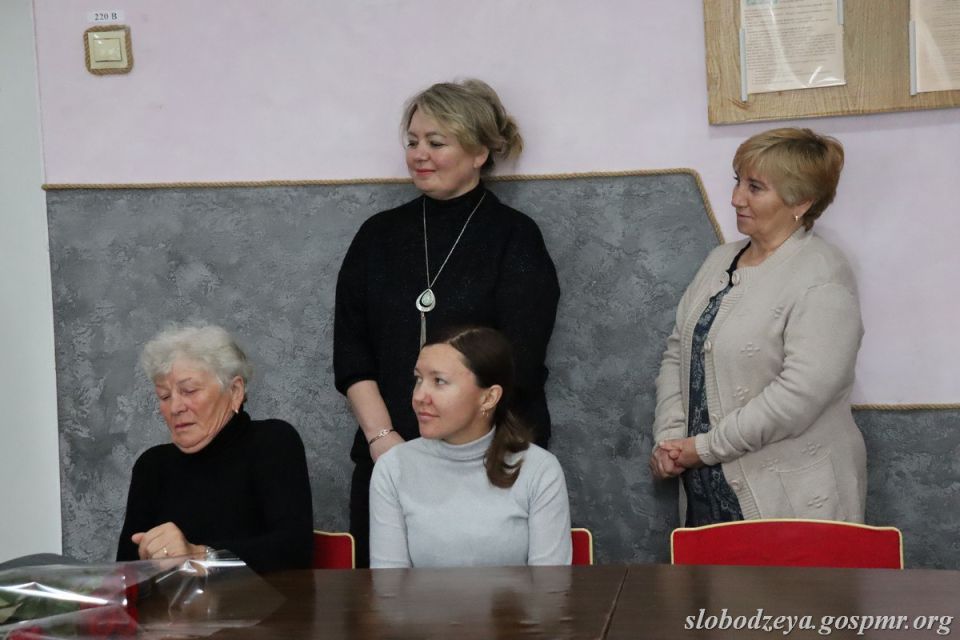 Василий Тищенко наградил директора городского Центра детско-юношеского творчества Александра Микрякова орденом «Трудовая Слава» Василий Тищенко наградил директора городского Центра детско-юношеского творчества Александра Микрякова орденом «Трудовая Слава»