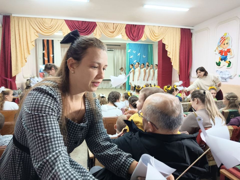 В руках зрителей — бумажные журавлики, сделанные детьми и педагогами В руках зрителей — бумажные журавлики, сделанные детьми и педагогами