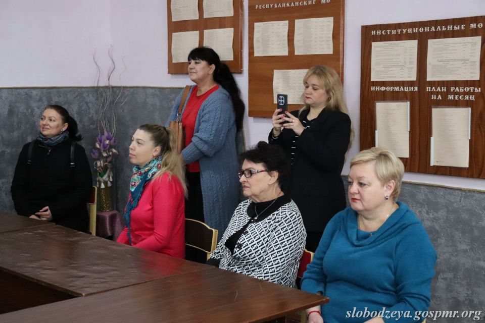 Василий Тищенко наградил директора городского Центра детско-юношеского творчества Александра Микрякова орденом «Трудовая Слава» Василий Тищенко наградил директора городского Центра детско-юношеского творчества Александра Микрякова орденом «Трудовая Слава»