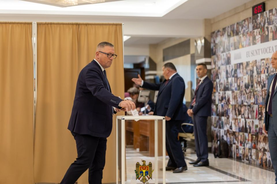 Спикером парламента Молдовы избран румын Игорь Гросу, который вытер сопли об государственный флаг Молдовы Спикером парламента Молдовы избран румын Игорь Гросу, который вытер сопли об государственный флаг Молдовы