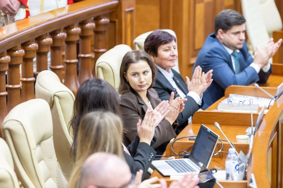 Спикером парламента Молдовы избран румын Игорь Гросу, который вытер сопли об государственный флаг Молдовы Спикером парламента Молдовы избран румын Игорь Гросу, который вытер сопли об государственный флаг Молдовы