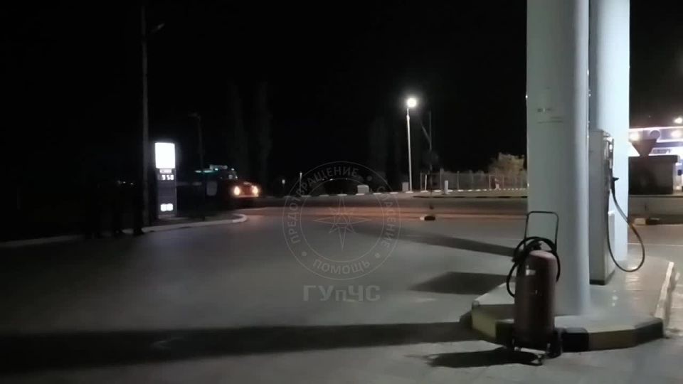 Ночные учения пожарных. По легенде, в Первомайске на газовой заправке произошло короткое замыкание в компрессорной щитовой