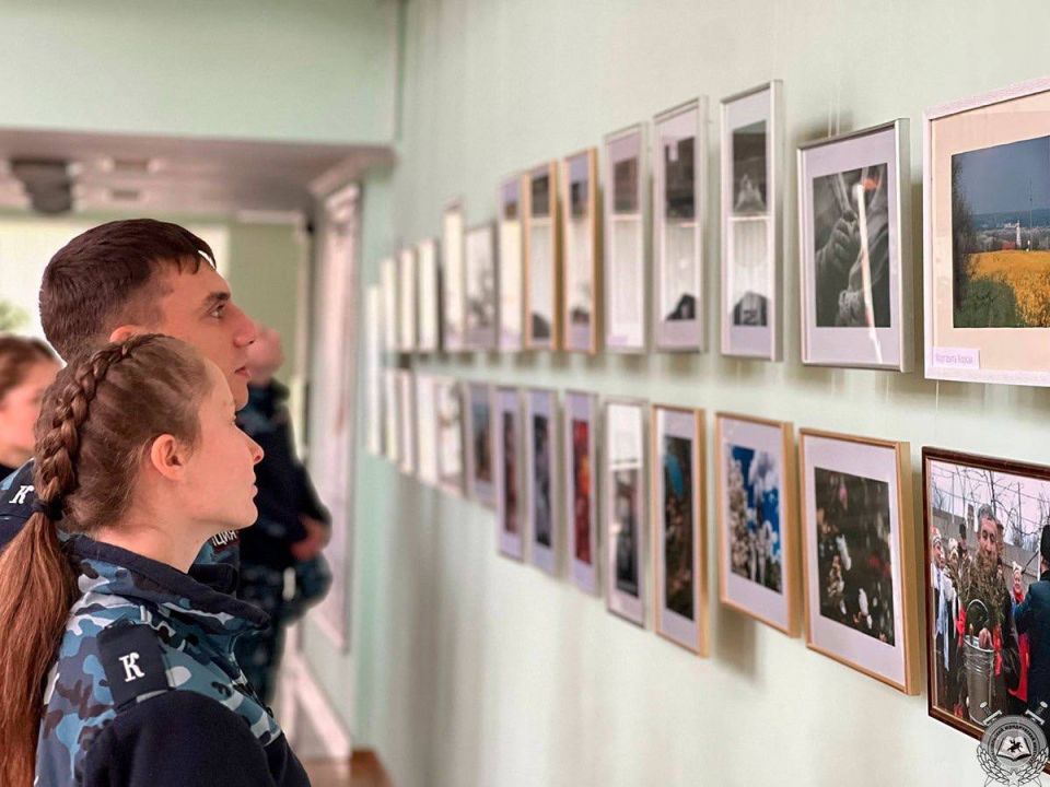 На фотовыставке курсанты ТЮИ На фотовыставке курсанты ТЮИ