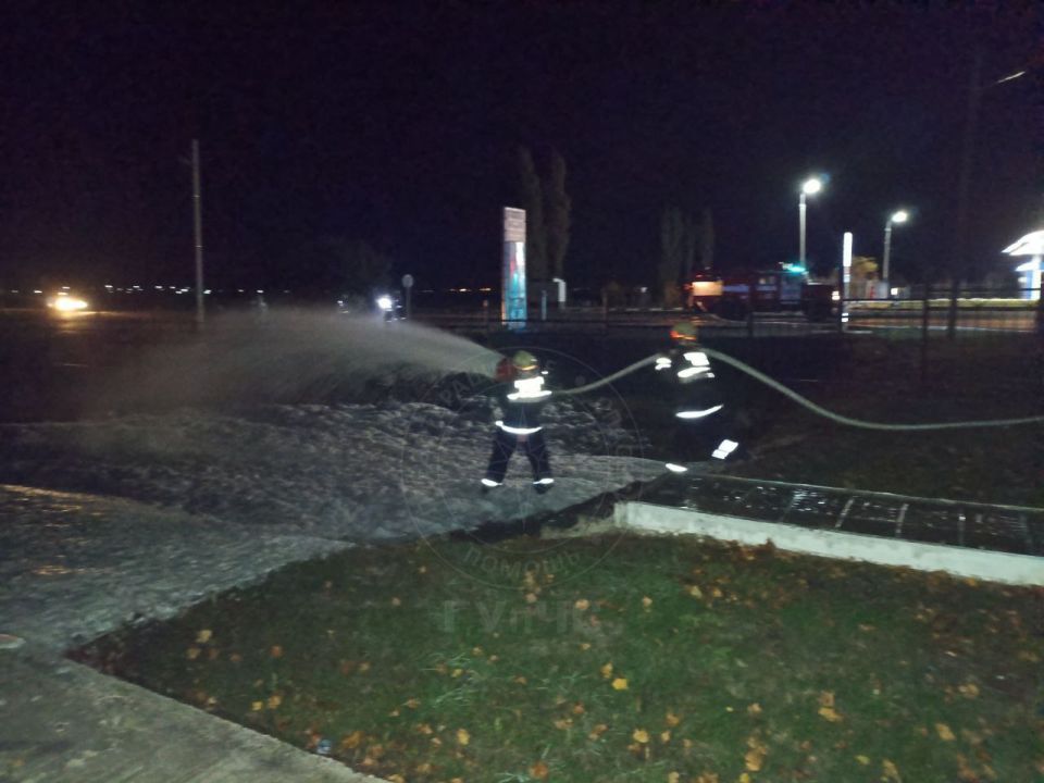 Ночные учения пожарных. По легенде, в Первомайске на газовой заправке произошло короткое замыкание в компрессорной щитовой Ночные учения пожарных. По легенде, в Первомайске на газовой заправке произошло короткое замыкание в компрессорной щитовой