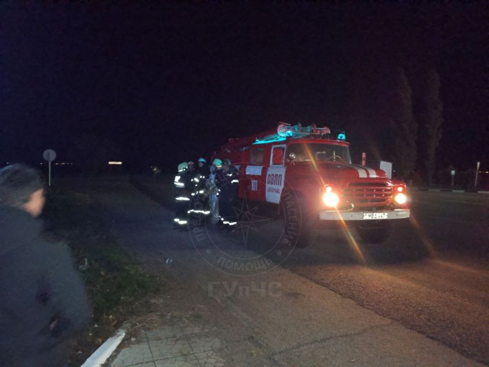 Ночные учения пожарных. По легенде, в Первомайске на газовой заправке произошло короткое замыкание в компрессорной щитовой Ночные учения пожарных. По легенде, в Первомайске на газовой заправке произошло короткое замыкание в компрессорной щитовой