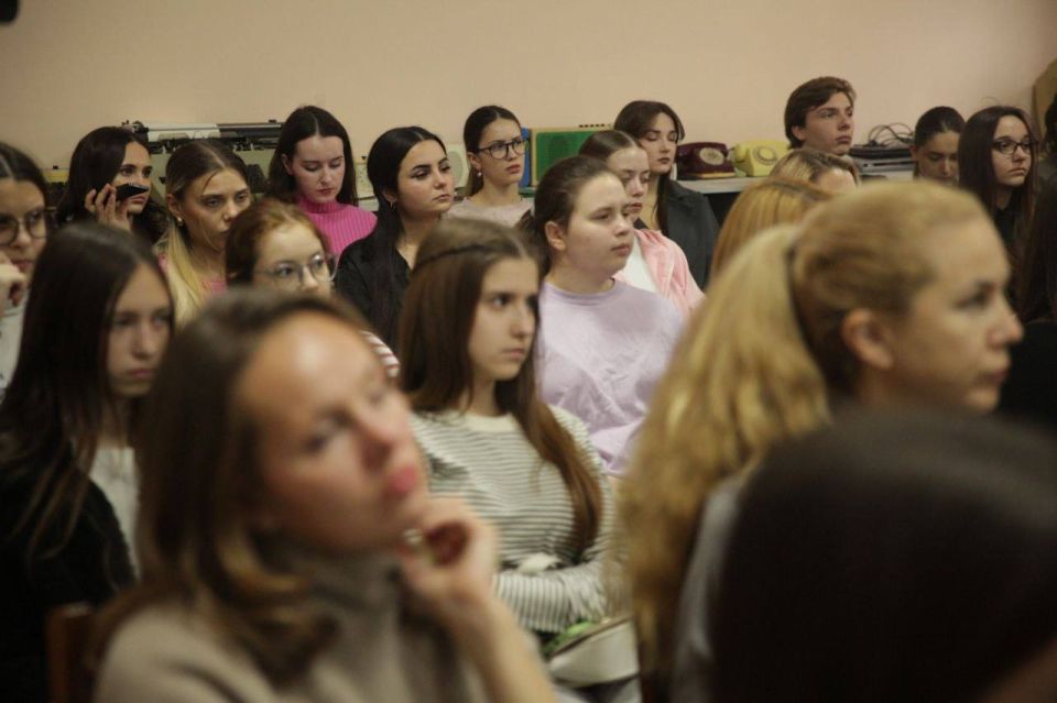 Газета "Приднестровье" провела урок Школы молодого журналиста, посвященный избирательной кампании, которая сейчас проходит в республике Газета "Приднестровье" провела урок Школы молодого журналиста, посвященный избирательной кампании, которая сейчас проходит в республике