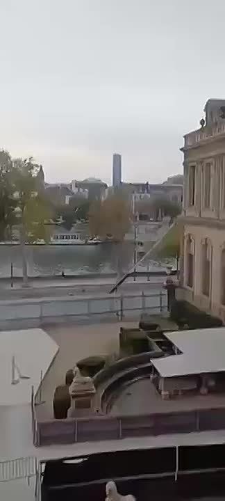 Видео, на котором, как утверждается, грабители сбегают из Лувра публикуют в сети