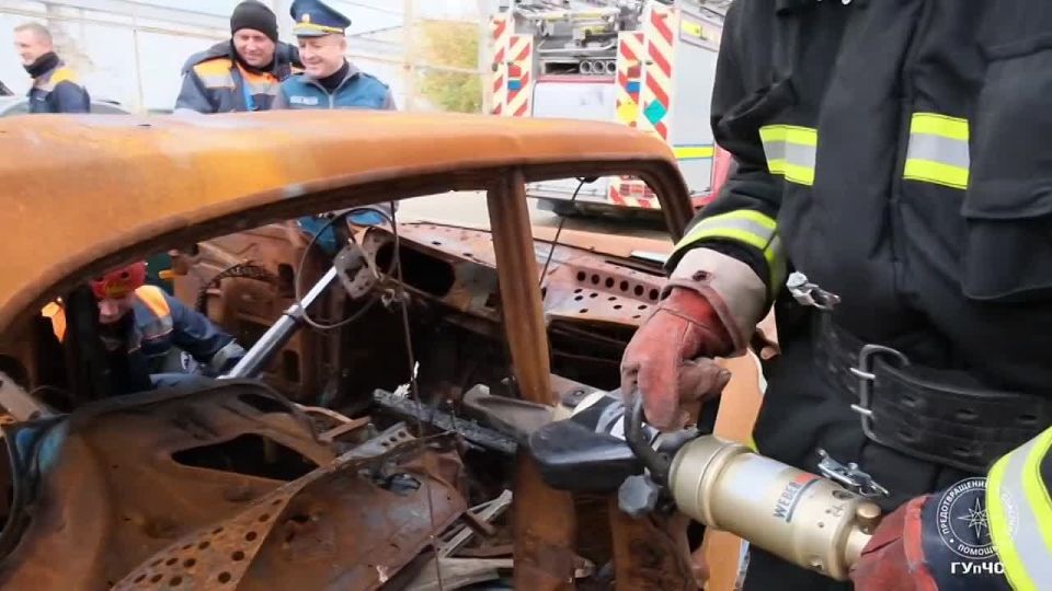 Руководители подразделений ГУпЧС прошли практическую подготовку по работе с гидравлическим инструментом — незаменимым при ДТП и завалах