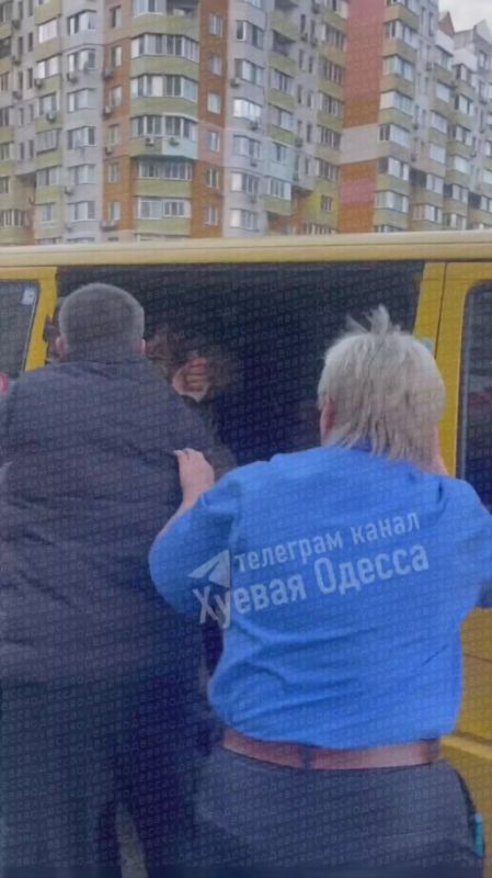 В Одессе на Сахарова местные жители устроили замес с сотрудниками военкомата и помешали мобилизовать двух человек