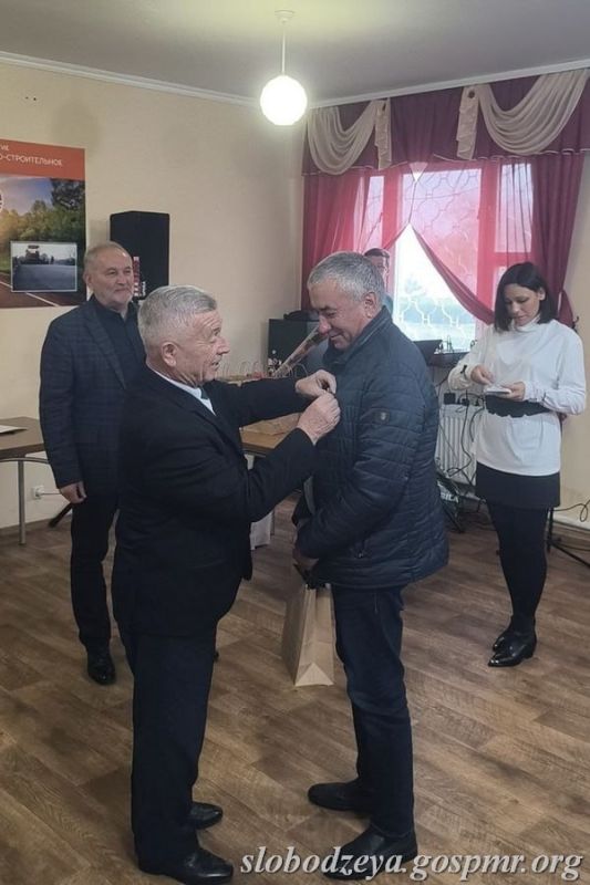 Василий Тищенко поздравил работников ГУП «Слободзейское ДЭСУ» с профессиональным праздником Василий Тищенко поздравил работников ГУП «Слободзейское ДЭСУ» с профессиональным праздником