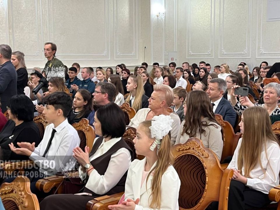 В Приднестровье чествуют обладателей президентской стипендии В Приднестровье чествуют обладателей президентской стипендии