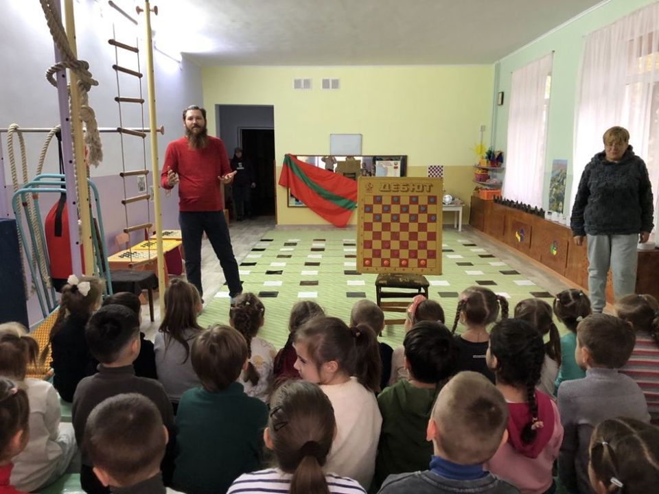 Долгожданная встреча. Встреча с выпускником детского сада, чемпионом мира по шашкам Денисом Дудко состоялась сегодня в Бендерском Центре развития ребенка «Гармония»