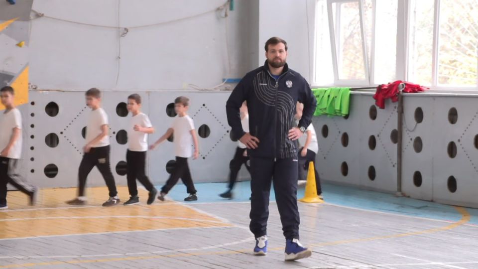 Зарядка с чемпионом. В бендерской школе №15 уроки физкультуры делают интересными и нестандартными Зарядка с чемпионом. В бендерской школе №15 уроки физкультуры делают интересными и нестандартными