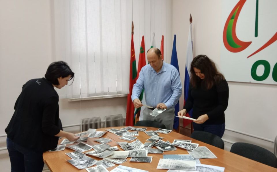 Жители Дубоссар собрали огромный школьный фотоальбом Жители Дубоссар собрали огромный школьный фотоальбом