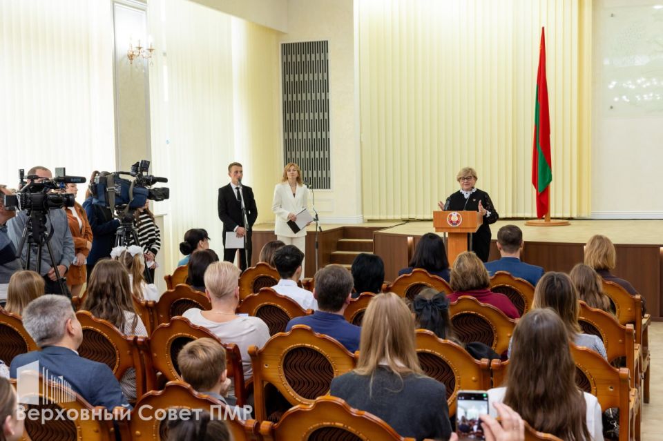 Президентским стипендиатам вручили сертификаты Президентским стипендиатам вручили сертификаты