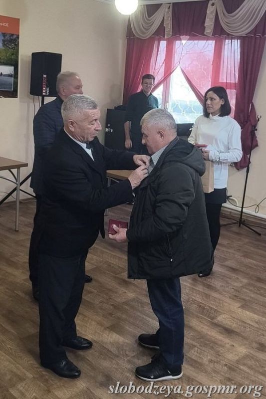 Василий Тищенко поздравил работников ГУП «Слободзейское ДЭСУ» с профессиональным праздником Василий Тищенко поздравил работников ГУП «Слободзейское ДЭСУ» с профессиональным праздником