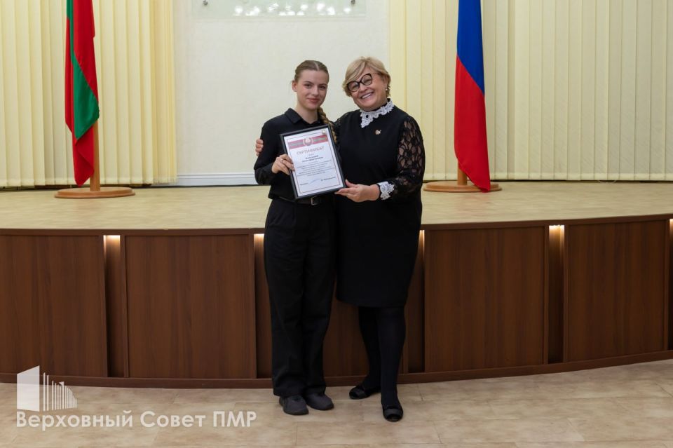 Президентским стипендиатам вручили сертификаты Президентским стипендиатам вручили сертификаты