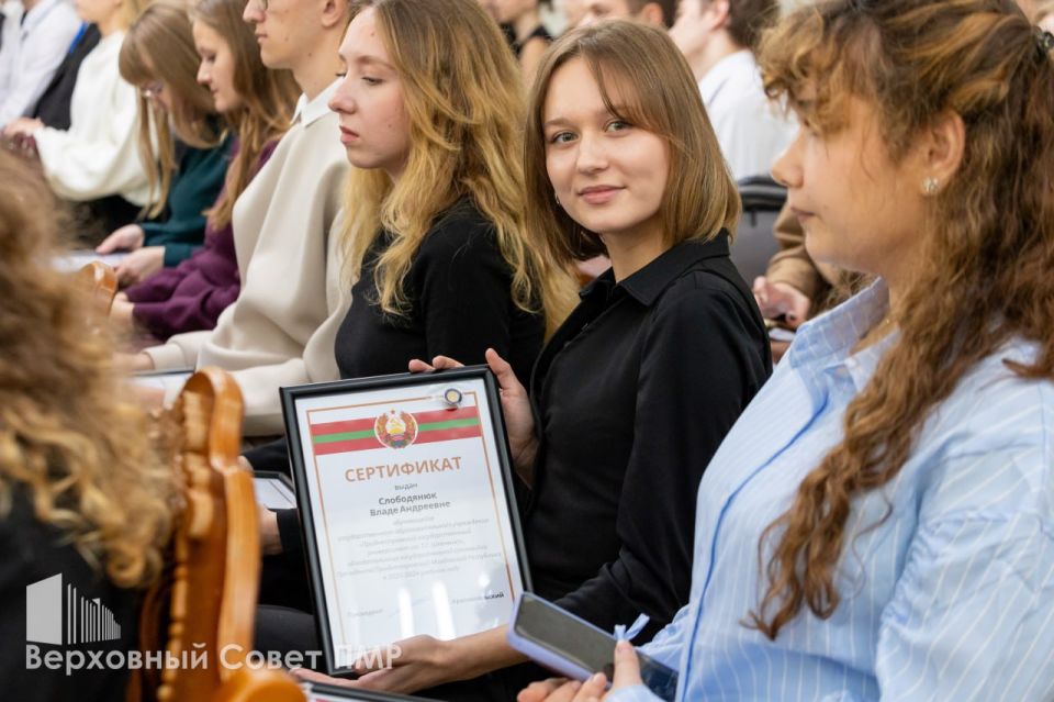 Президентским стипендиатам вручили сертификаты Президентским стипендиатам вручили сертификаты