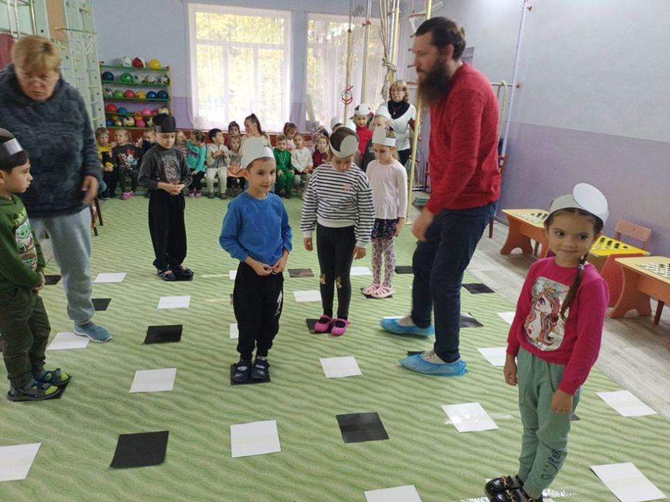 Долгожданная встреча. Встреча с выпускником детского сада, чемпионом мира по шашкам Денисом Дудко состоялась сегодня в Бендерском Центре развития ребенка «Гармония» Долгожданная встреча. Встреча с выпускником детского сада, чемпионом мира по шашкам Денисом Дудко состоялась сегодня в Бендерском Центре развития ребенка «Гармония»