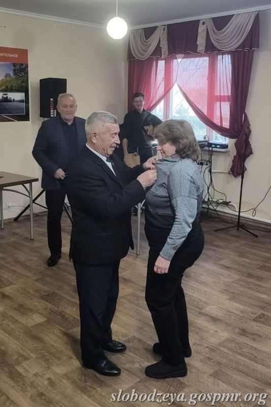 Василий Тищенко поздравил работников ГУП «Слободзейское ДЭСУ» с профессиональным праздником Василий Тищенко поздравил работников ГУП «Слободзейское ДЭСУ» с профессиональным праздником