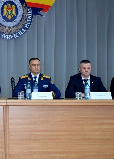 Генералов вам в ленту.. Майя Санду присвоила звание генерал-лейтенанта директору Национального центра антикоррупции Молдовы Александру Пынзарю, выпускнику Академии ФСБ, а также звание генерал-майора его заместителю... Генералов вам в ленту.. Майя Санду присвоила звание генерал-лейтенанта директору Национального центра антикоррупции Молдовы Александру Пынзарю, выпускнику Академии ФСБ, а также звание генерал-майора его заместителю...