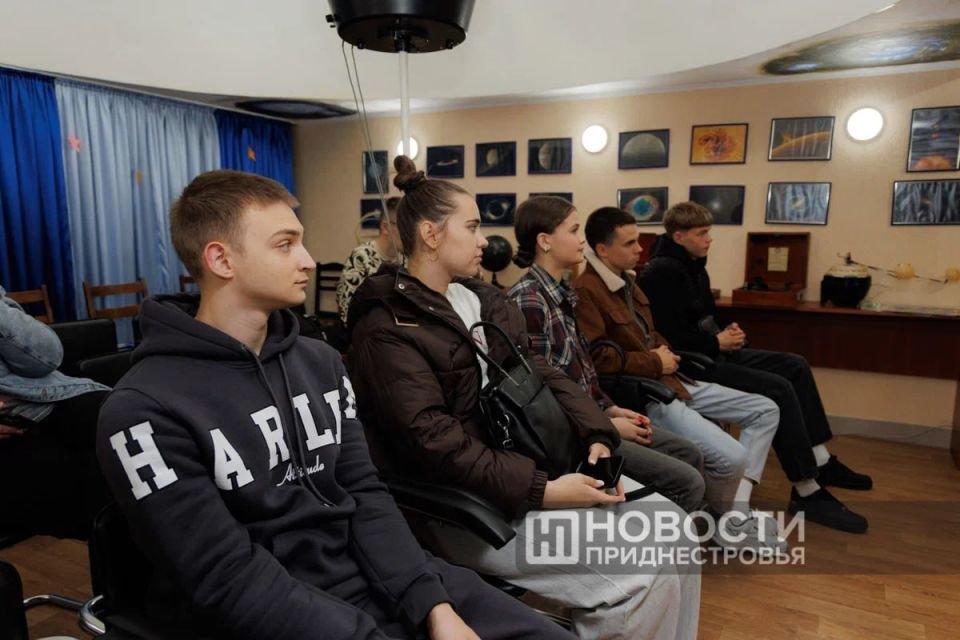 О недавнем эффектном звездопаде Ориониды и других небесных явлениях приднестровский астрофизик Александр Выхристенко рассказал студентам факультета физической культуры и спорта Приднестровского госуниверситета О недавнем эффектном звездопаде Ориониды и других небесных явлениях приднестровский астрофизик Александр Выхристенко рассказал студентам факультета физической культуры и спорта Приднестровского госуниверситета