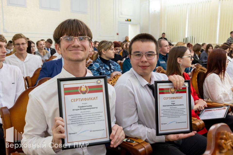 Президентским стипендиатам вручили сертификаты Президентским стипендиатам вручили сертификаты