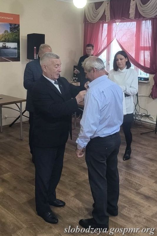 Василий Тищенко поздравил работников ГУП «Слободзейское ДЭСУ» с профессиональным праздником Василий Тищенко поздравил работников ГУП «Слободзейское ДЭСУ» с профессиональным праздником