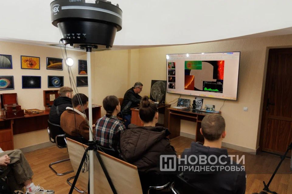 О недавнем эффектном звездопаде Ориониды и других небесных явлениях приднестровский астрофизик Александр Выхристенко рассказал студентам факультета физической культуры и спорта Приднестровского госуниверситета О недавнем эффектном звездопаде Ориониды и других небесных явлениях приднестровский астрофизик Александр Выхристенко рассказал студентам факультета физической культуры и спорта Приднестровского госуниверситета