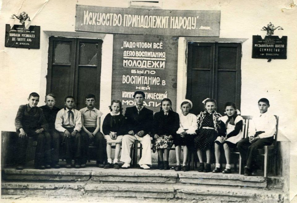 Жители Дубоссар собрали огромный школьный фотоальбом Жители Дубоссар собрали огромный школьный фотоальбом