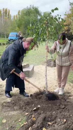 Яблоневый сад в честь ректора ПГУ Владислава Соколова и проректора Сергея Погорлецкого сегодня высадили студенты и преподаватели ВУЗа