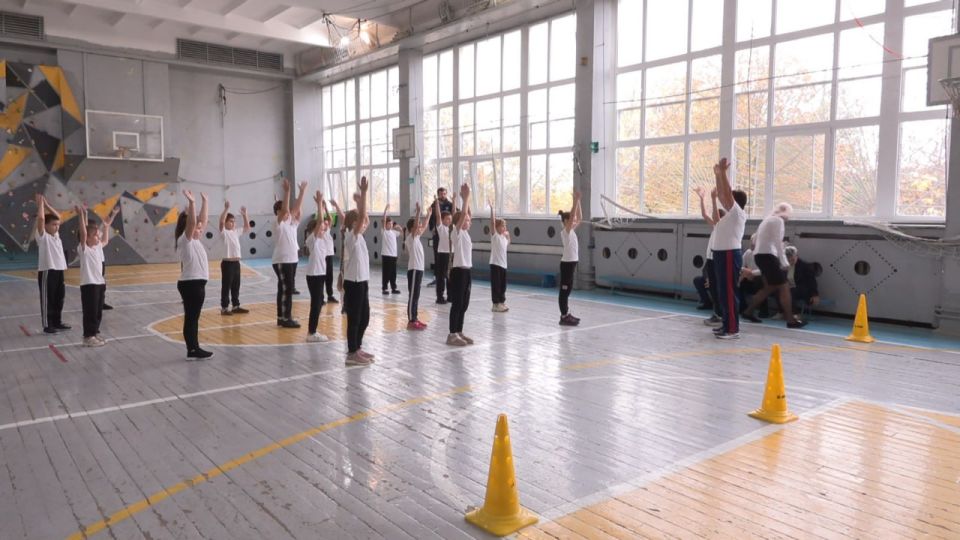 Зарядка с чемпионом. В бендерской школе №15 уроки физкультуры делают интересными и нестандартными Зарядка с чемпионом. В бендерской школе №15 уроки физкультуры делают интересными и нестандартными