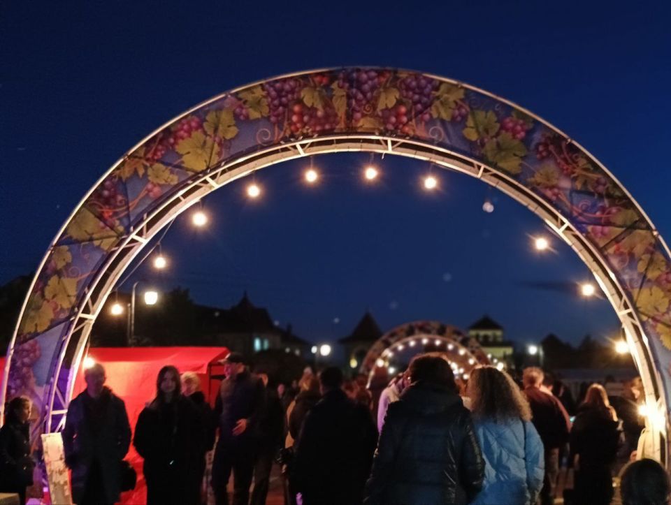 Вечерняя атмосфера праздника! Ждём салют! Вечерняя атмосфера праздника! Ждём салют!