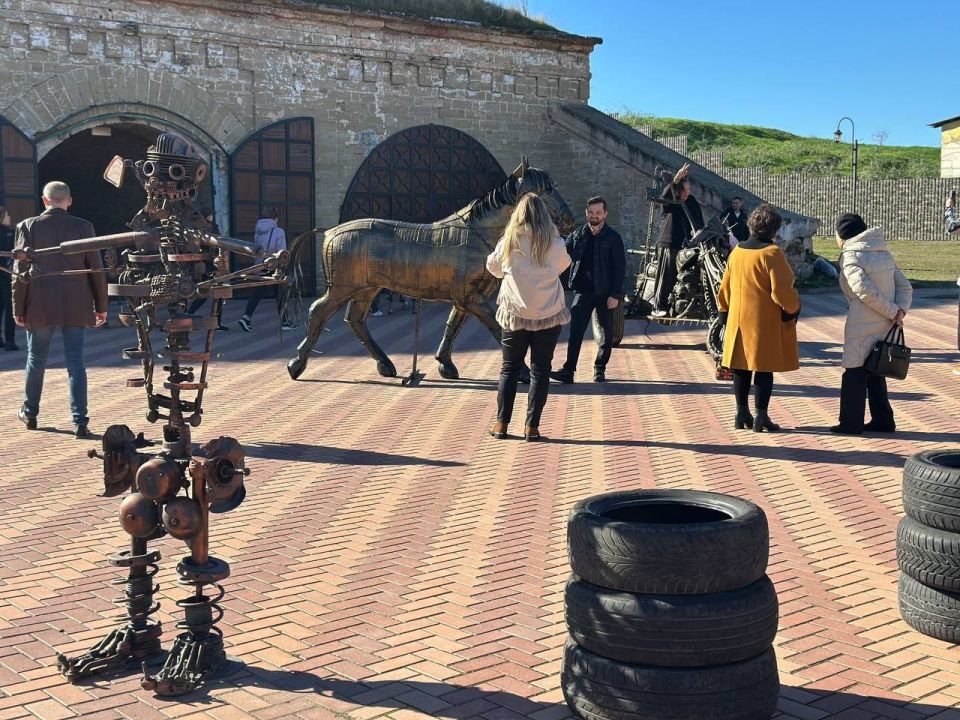 Праздник начался. Солнечная погода, безоблачное небо Праздник начался. Солнечная погода, безоблачное небо