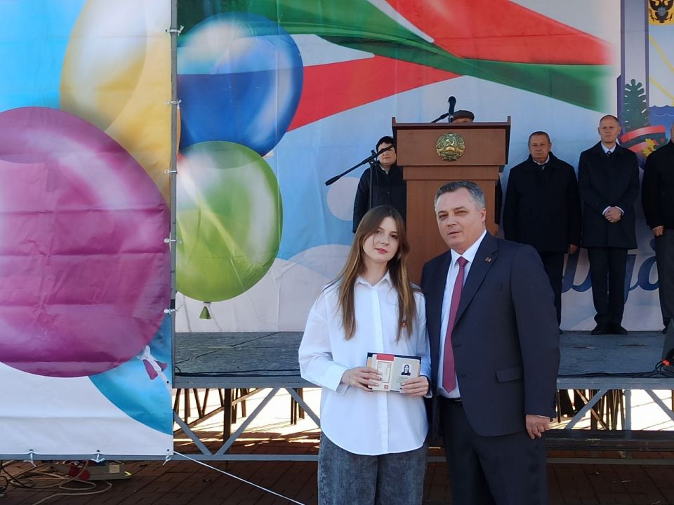 В Дубоссарах наградили жителей, внёсших значительный вклад в развитие города, а юным дубоссарцам вручили паспорта В Дубоссарах наградили жителей, внёсших значительный вклад в развитие города, а юным дубоссарцам вручили паспорта