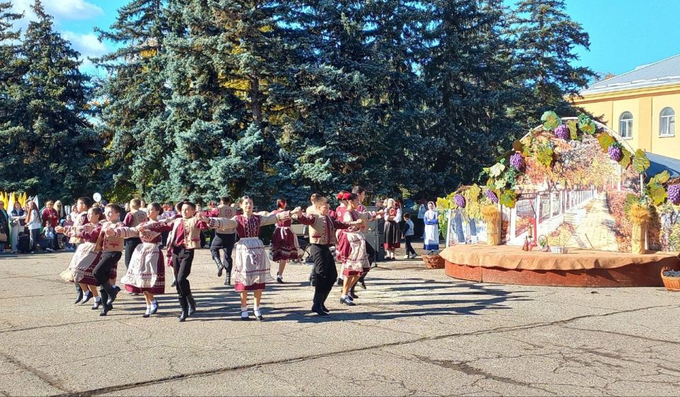 Советская улица в Дубоссарах сегодня наполнена музыкой, смехом и ароматом праздника Советская улица в Дубоссарах сегодня наполнена музыкой, смехом и ароматом праздника