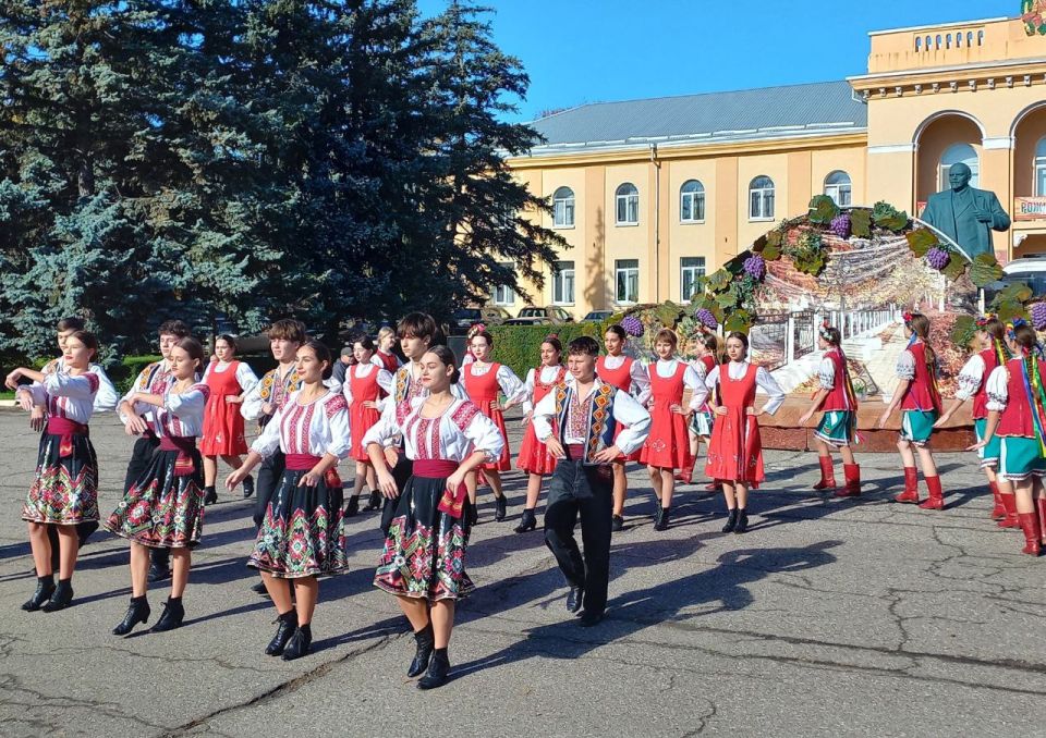 Советская улица в Дубоссарах сегодня наполнена музыкой, смехом и ароматом праздника Советская улица в Дубоссарах сегодня наполнена музыкой, смехом и ароматом праздника
