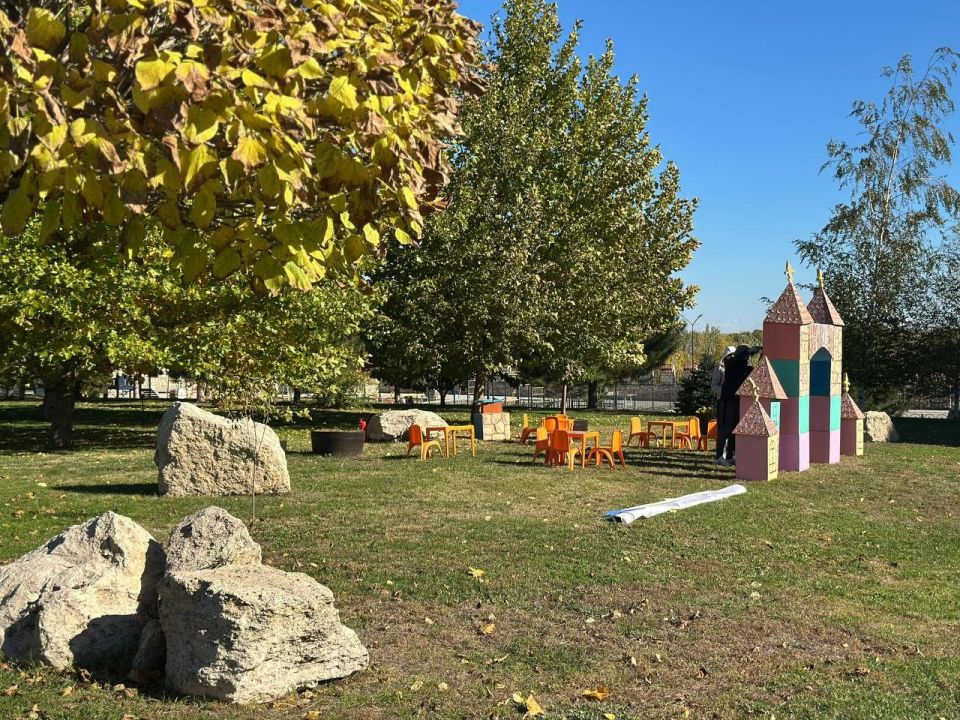 Праздник начался. Солнечная погода, безоблачное небо Праздник начался. Солнечная погода, безоблачное небо